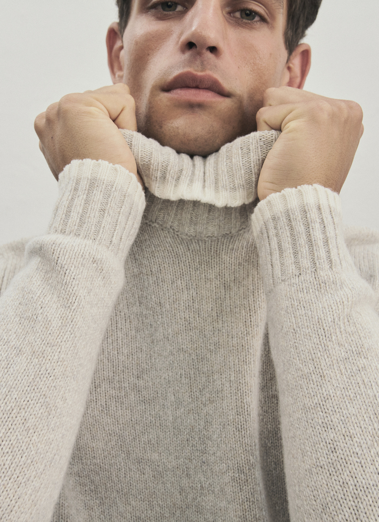 RollkragenpulloverGravel Path Frontansicht