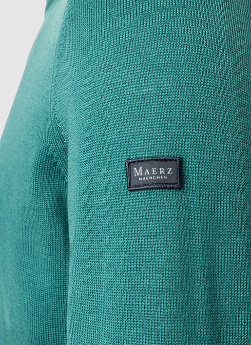 Pullover width=