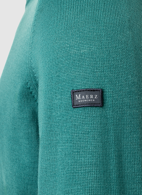 Pullover width=