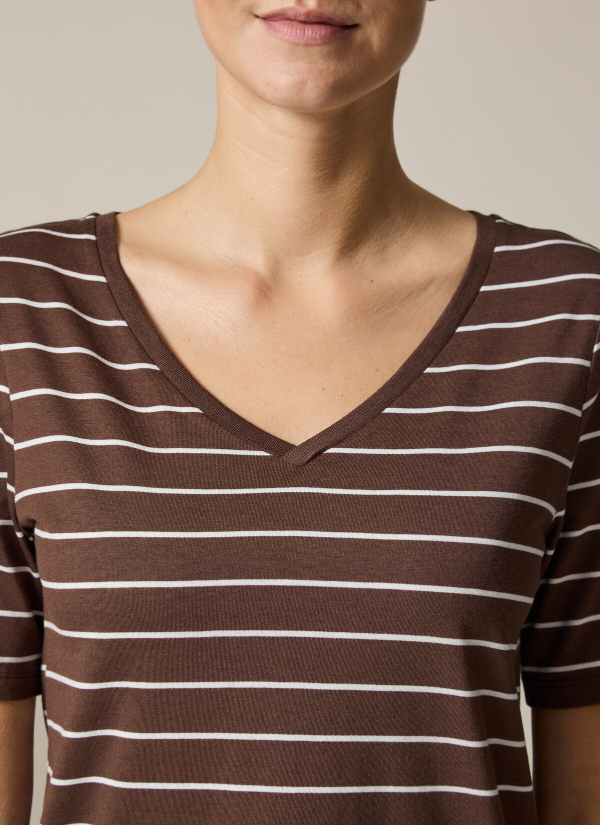 T-Shirt V-Neck 1/2 Arm, Dark Chocolate Detailansicht 2