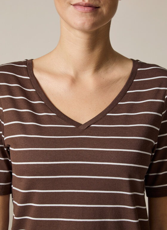 T-Shirt V-Neck 1/2 Arm Dark Chocolate Frontansicht