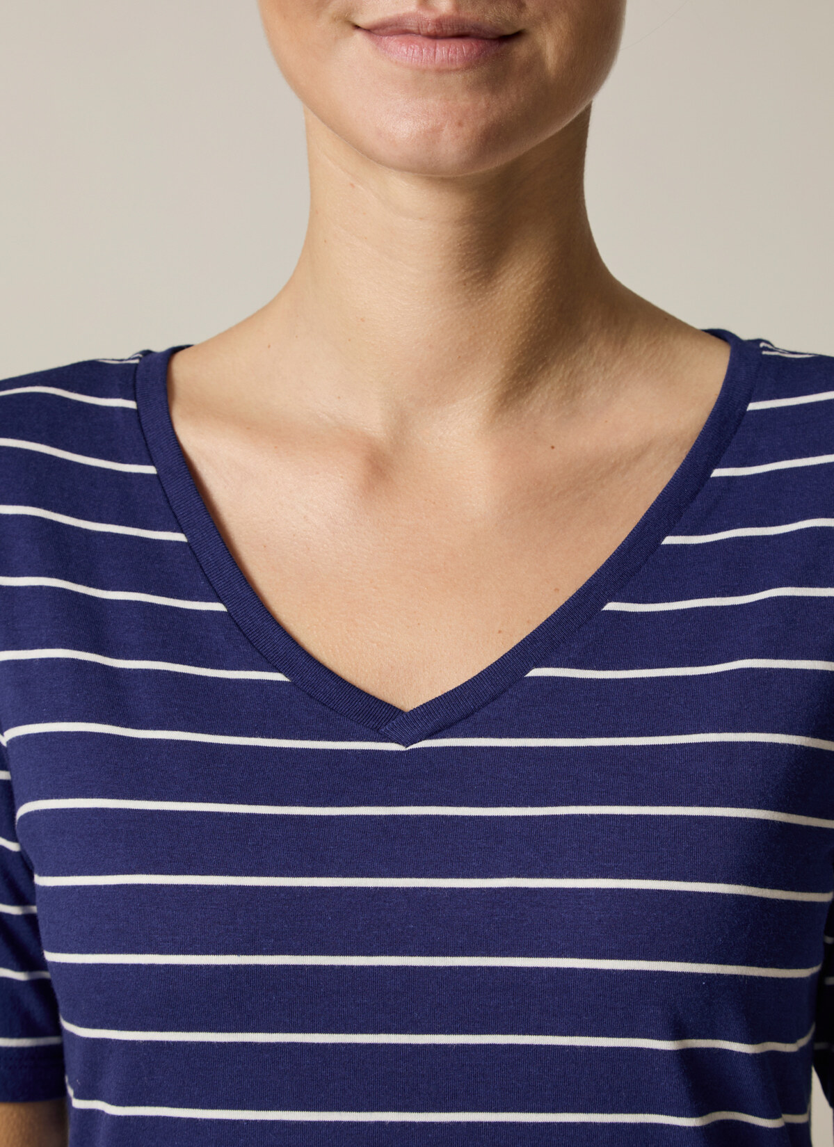 T-Shirt V-Neck 1/2 Arm, Mystic Blue Detailansicht 2