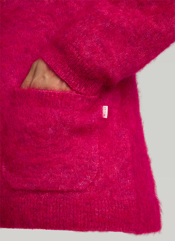 Strickjacke Knopf 1/1 Arm Peony Red Frontansicht