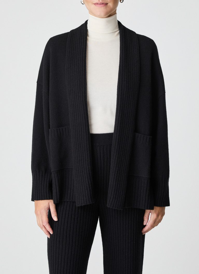 StrickjackeBlack Frontansicht