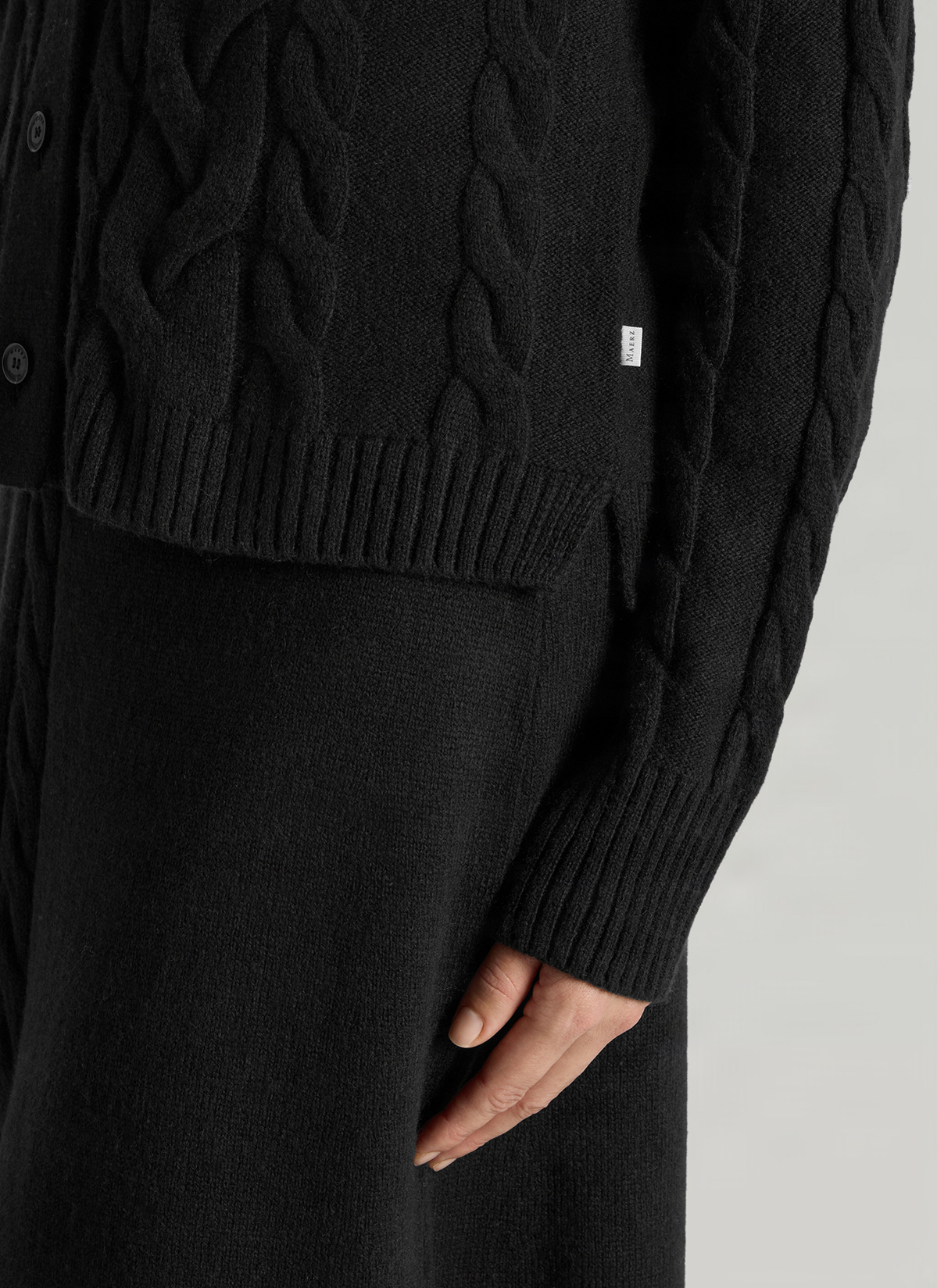 Strickjacke 1/1 Arm, Black Detailansicht 1