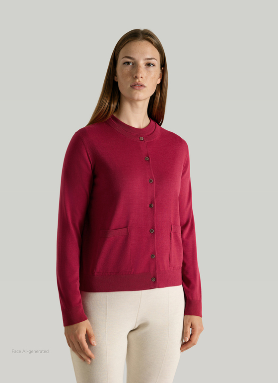 Strickjacke Knopf 1/1 Arm Peony Red Frontansicht