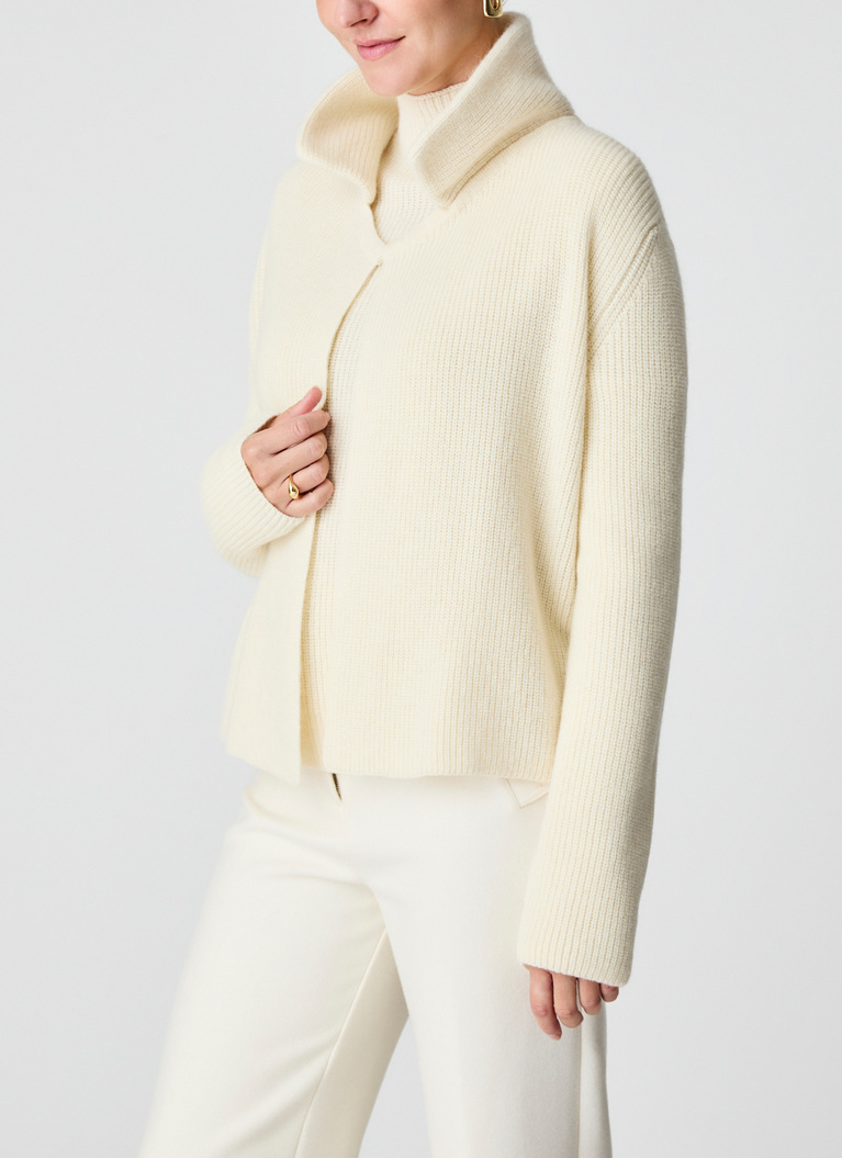 StrickjackeNew White Frontansicht